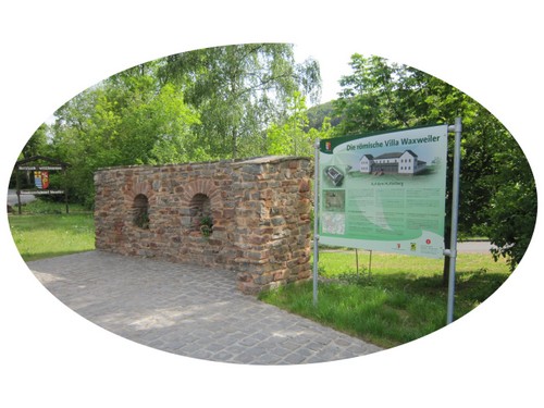  Mauer-Replik am  Ortseingang Waxweiler
